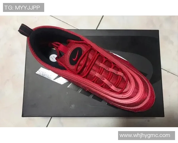 足球巨星现身潮流鞋店引粉丝围观体验购物日常瞬间